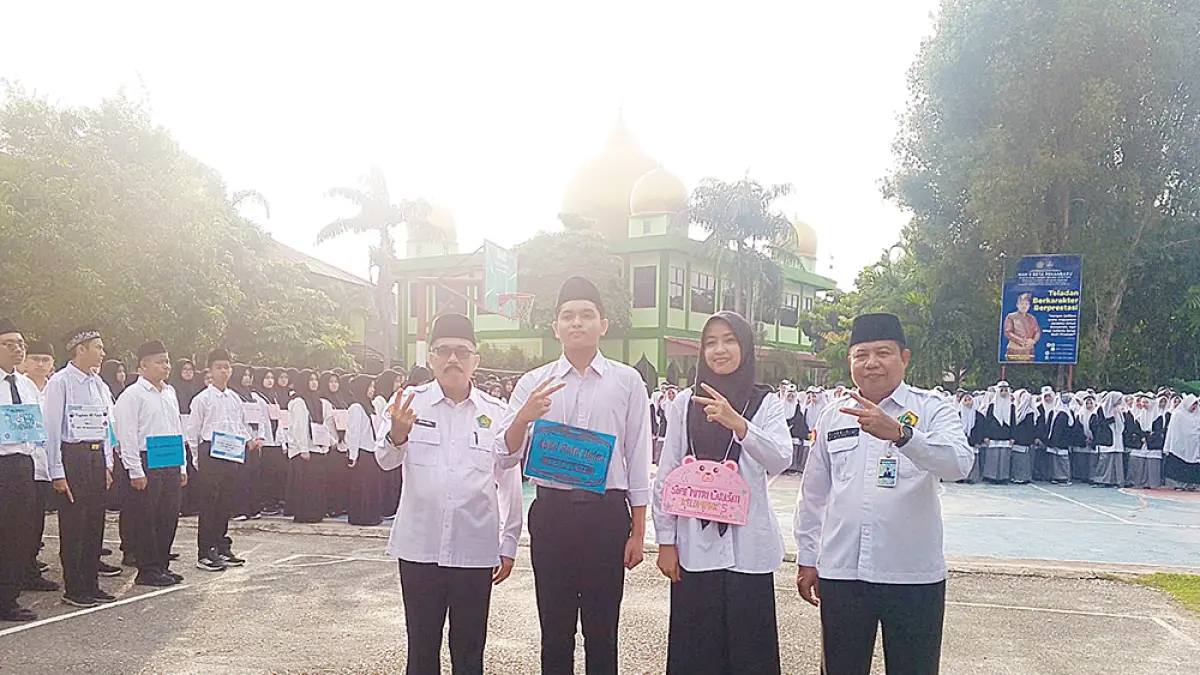 FOTO BERSAMA: Kakan Kemenag Kota Pekanbaru Drs H Syahrul Mauludi MA, Kepala MAN 2 Pekanbaru H Ghafardi SAg MPdI foto bersama perwakilan siswa baru MAN 2 Pekanbaru, Senin (13/7/2026). (Humas MAN 2 Pekanbaru untuk Riau Pos)
