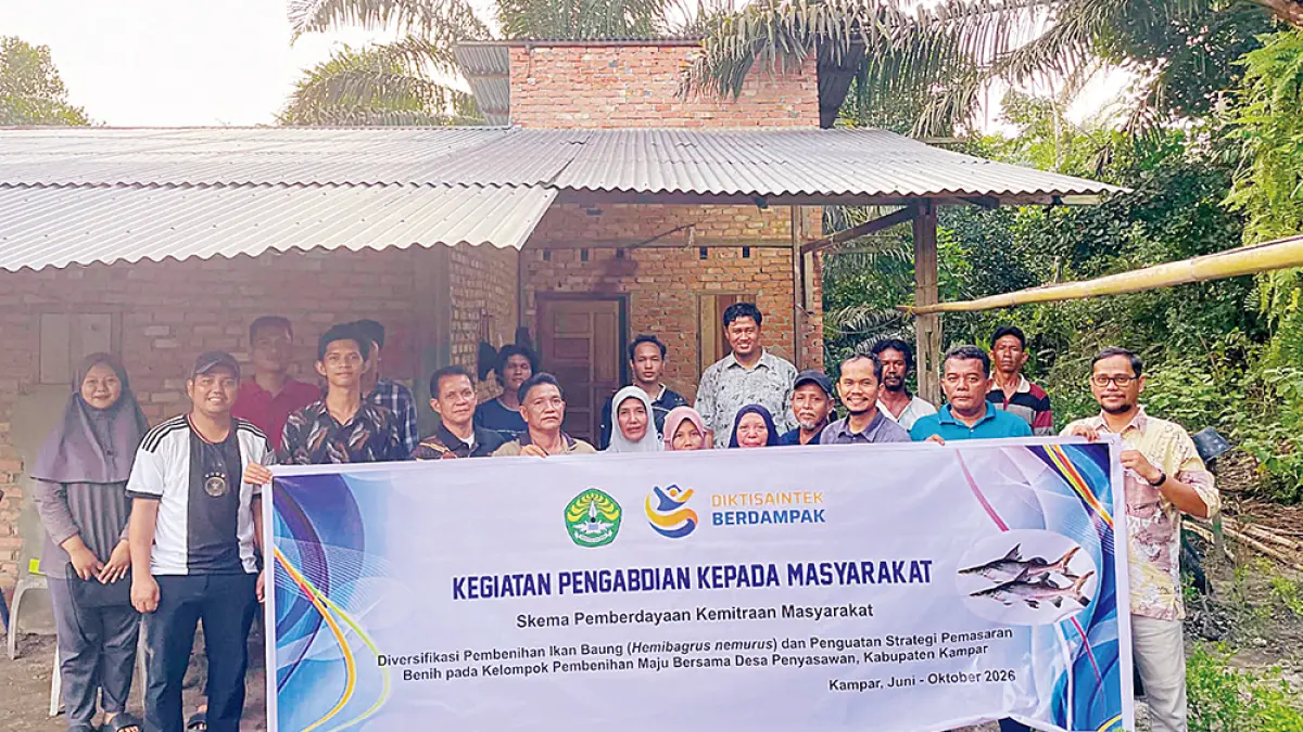 FOTO BERSAMA: Tim pengabdian kepada masyarakat dosen Unri foto bersama kelompok pembenihan maju bersama Desa Penyasawan, Kabupaten Kampar, Sabtu (11/7/2026). (Unri untuk Riau Pos)
