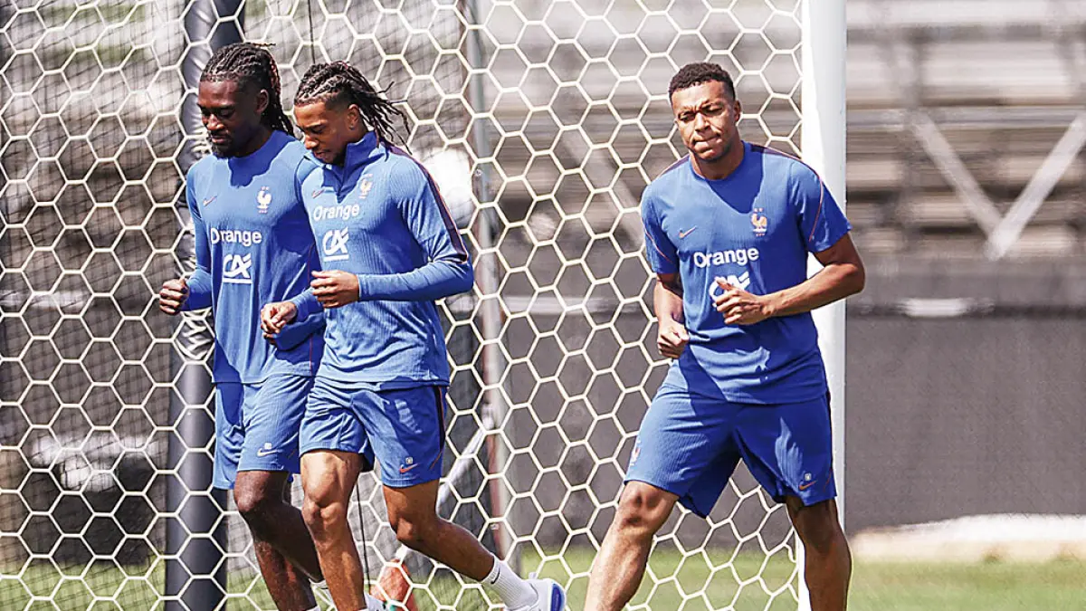 Gelandang Prancis Manu Kone, Michael Olise dan penye­rang Prancis Kylian Mbappe mengikuti sesi latihan di Bentley University di Waltham, Ahad (12/7/2026). (FRANCK FIFE/AFP )