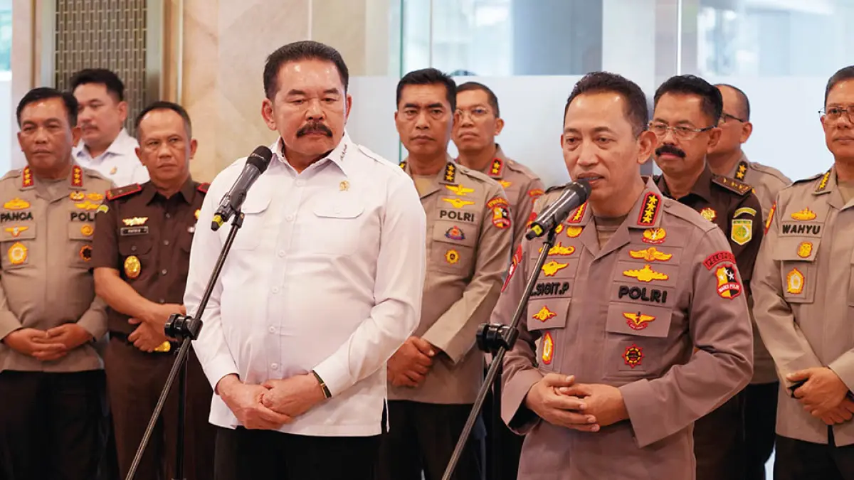 Kapolri Jenderal Listyo Sigit Prabowo dan Jaksa Agung ST Burhanuddin memberikan keterangan pers usai pertemuan di Kantor Kejaksaan Agung, Jakarta, Senin (13/7/2026). (JPG)
