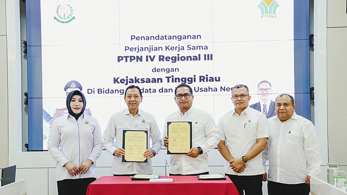 Kepala Kejaksaan Tinggi Riau I Dewa Gede Wirajana foto bersama dengan Region Head PTPN IV Regional III Bambang Budi Santoso di Region Office PTPN IV Regional III, Pekanbaru, Senin (13/7/2026). (Humas PTPN IV Regional III untuk riau pos)
