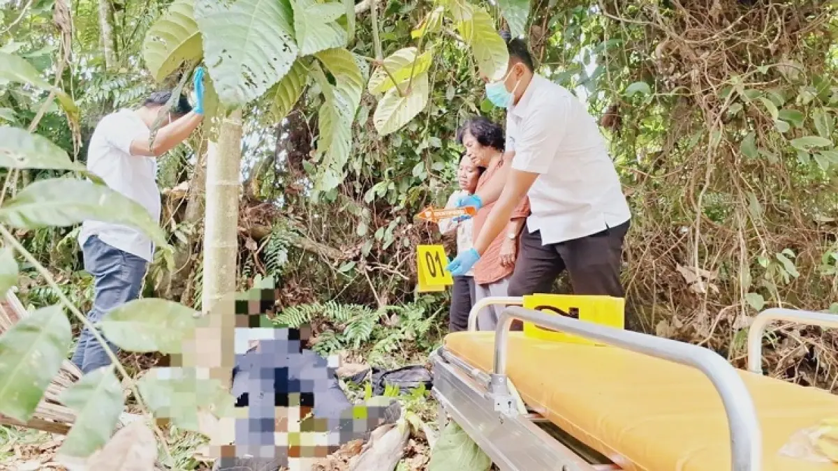 Kepolisian melakukan evakuasi terhadap jasad dokter Alex yang ditemukan sudah meninggal dunia di tepi pagar RSUD Tengku Rafian Siak, Jalan Raja Kecik, pada Selasa (14/7/2026). (Polres Siak)