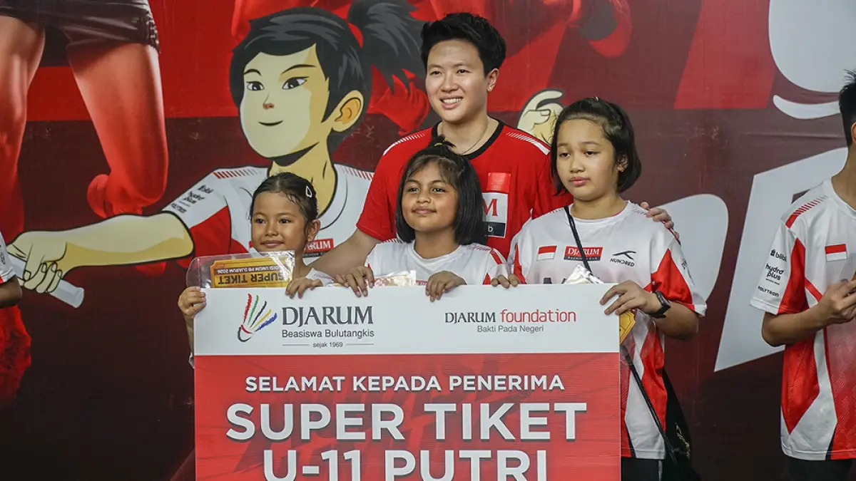 Liliyana Natsir populer dengan sebutan Butet serahkan Supertiket U-11 Putri Audisi Umum PB Djarum wilayah Pekanbaru di Gor Angkasa.