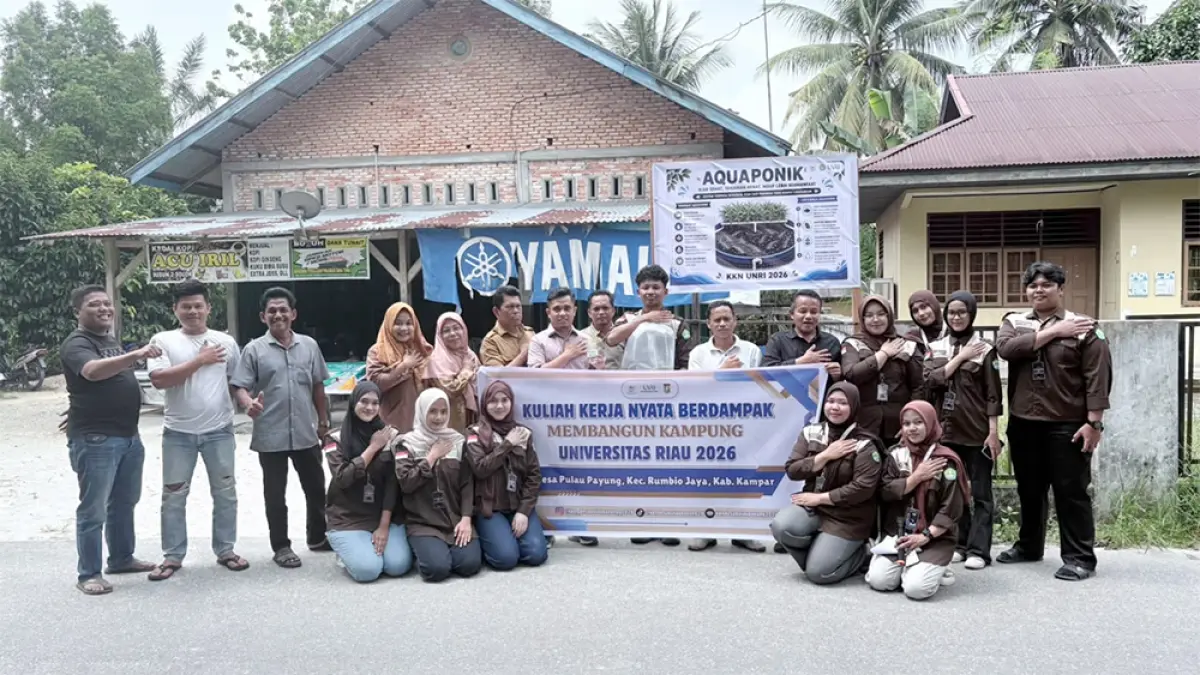 Mahasiswa Kukerta Universitas Riau (UNRI)  fptp Bersama Dalam rangka mengembangkan program aquaponik di Desa Pulau Payung, Kecamatan Rumbio Jaya, Kabupaten Kampar, Beberapa Waktu lalu. (KUKERTA UNRI UNTUK RIAUPOS.CO)