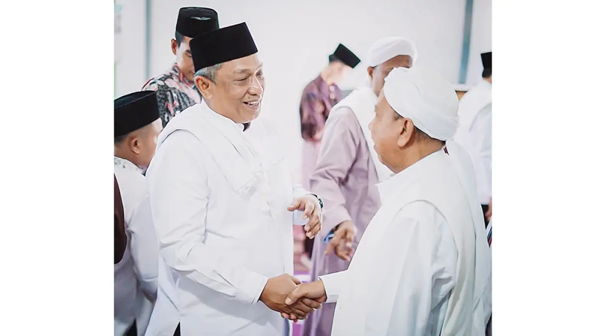 MENYALAMI: Bupati Rohul Anton ST MM menyalami tokoh masyarakat saat menghadiri kegiatan keagamaan di Desa Sungai Kumango, Kecamatan Tambusai, baru-baru ini. (Prokopim Setda Rohul untuk Riau Pos).

