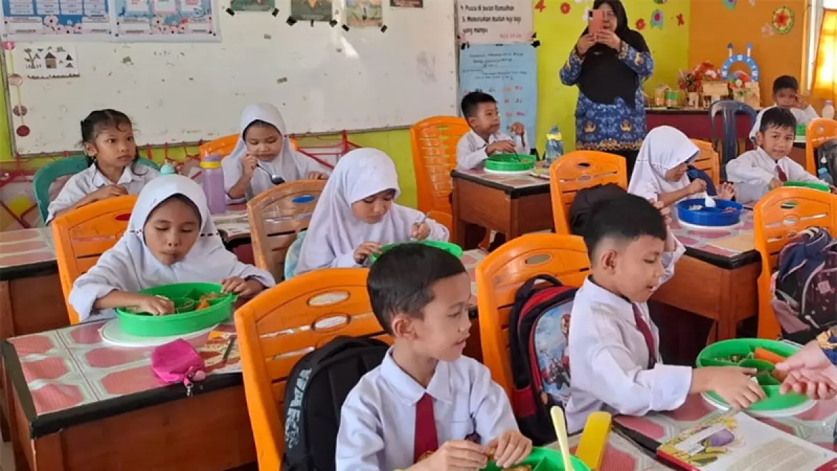 Murid SD di salah satu sekolah di Kabupaten Inhu merima MBG. (Foto Dokumen Riaupos.co)