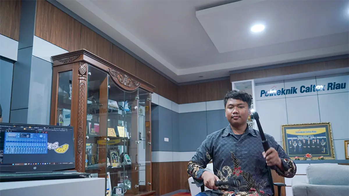 Nur iman, mahasiswa teknologi rekayasa mekatronika PCR melakukan demo alat musik drum virtual dengan berbasis sensor akselerometer, magnometer. (Istimewa)