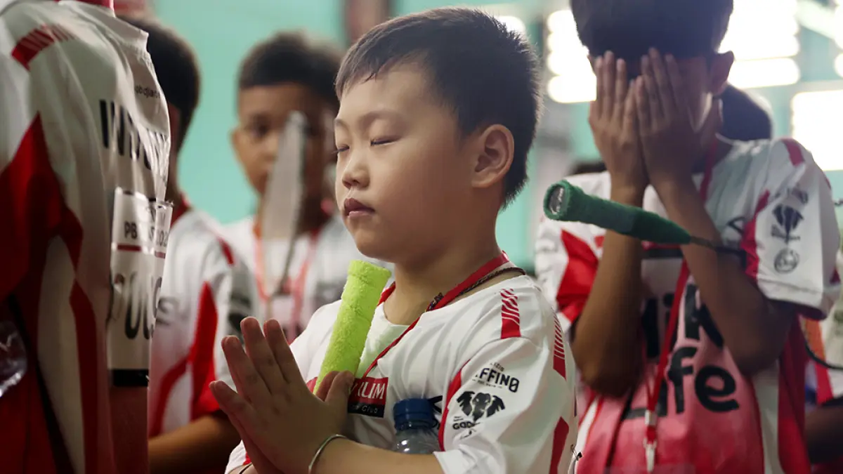 Para atlet memanjatkan doa sebelum memulai pertandingan Audisi Umum PB Djarum 2026 di Pekanbaru. Dalam suasana hening, mereka memantapkan tekad untuk berjuang hingga poin terakhir.