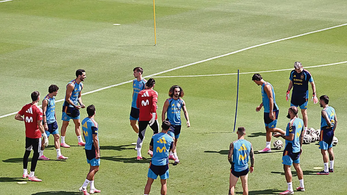 Para pemain Spanyol mengikuti sesi latihan di Stadion Cotton Bowl, Dallas, Ahad (12/7/2026). (Paul ELLIS/AFP)