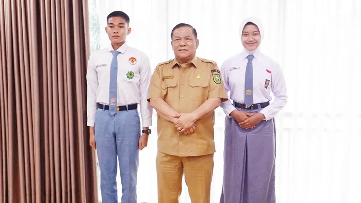 Pelaksana Tugas Gubernur Riau SF Hariyanto foto bersama capaska tingkat nasional asal Riau yakni Rizqy Aditya Siregar dan Arifa Rahma Maulydha usai pelepasan di Kantor Gubernur Riau, Pekanbaru, Senin (13/7/2026). (Diskominfo Riau/Riau Pos)
