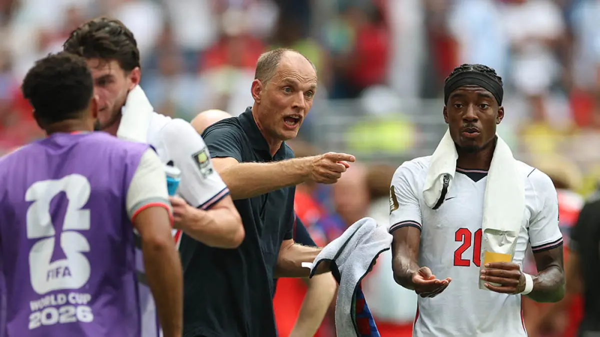 Pelatih kepala Inggris Thomas Tuchel berbicara dengan penyerang Noni Madueke saat jeda minum dalam pertandingan Piala Dunia 2026 melawan Norwegia di Stadion Miami, Miami Gardens, Ahad (12/7/2026).  (PATRICIA DE MELO MOREIRA/AFP)
