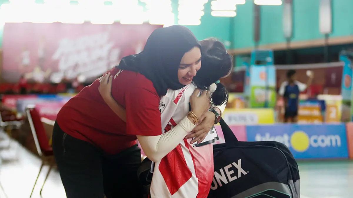 Pelukan, genggaman tangan, dan tatapan penuh keyakinan dari orang tua menjadi bekal bagi para atlet sebelum memasuki lapangan pertandingan.