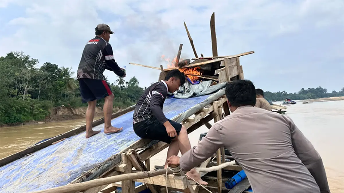 Personel Polsek Cerenti dan gabungan, Selasa (14/7/2026) kembali melakukan operasi penertiban PETI di Sungai Kuantan. Foto Polsek Cerenti