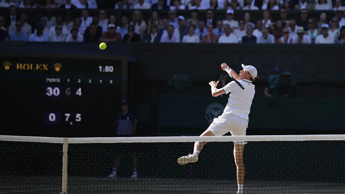 Petenis Italia Jannik Sinner mengembalikan bola ke petenis Jerman Alexander Zverev dalam pertandingan final tunggal putra Kejuaraan Wimbledon 2026 di The All England Lawn Tennis and Croquet Club, Wimbledon,  Ahad (12/7/2026).  (Henry NICHOLLS/AFP)