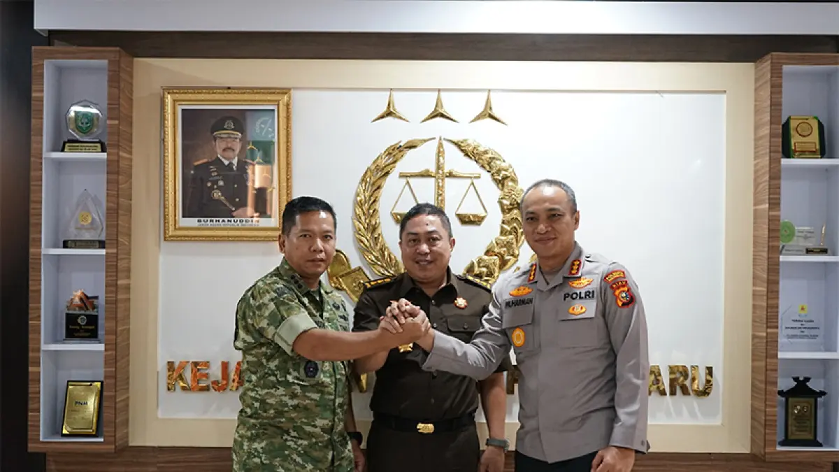 Plh Kajari Pekanbaru Oktafian Syah Effendi, menerima kunjungan Kapolresta Kombes Pol Muharman Arta serta Komandan Kodim (Dandim) 0301/Pekanbaru Kolonel Inf Ikhsanudin, Selasa (14/7/2026). (KEJARI PEKANBARU FOR RIAUPOS.CO)