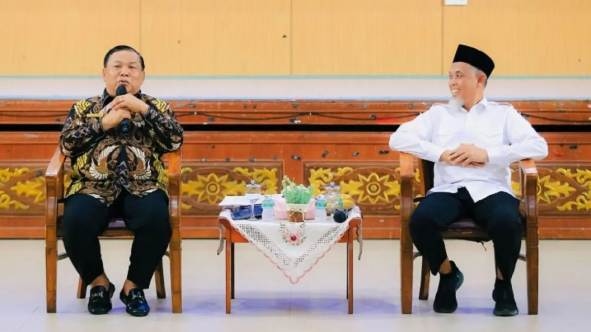 Plt Gubri SF Hariyanto saat melakukan pertemuan dengan walikota Dumai Paisal di Dumai, Selasa (14/7/20/6). (Diskominfo Riau)