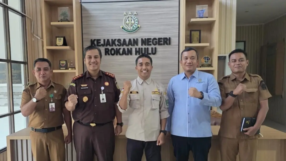 Plt Kepala Bapenda Rohul Zulheri SE MSi (tengah) foto bersama dengan Kajari Rohul Fredy F Simanjuntak SH MH (dua kiri) usai silaturahmi dan koordinasi dalam upaya peningkatan PAD di ruang kerja Kajari Rohul, Selasa (14/7/2026). (Istimewa)