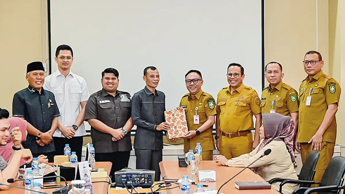 SERAHKAN DUKUMEN: Sekdakab Bengkalis Ersan Saputra menyerahkan dokumen Rancangan KUA-PPAS APBD Bengkalis 2027 ke DPRD di Forum Badan Musyawarah (Banmus) DPRD Bengkalis, Senin (13/7/2026). (PEMKAB BENGKALIS UNTUK RIAU POS)
