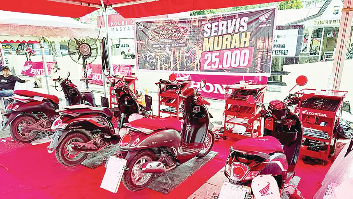 Servis murah Rp25 ribu langsung diserbu para pengguna sepeda motor Honda pada iven HEAT Show-Off Honda Exclusive AT di Taman Pacu Jalur, Telukkuantan, akhir pekan lalu.(PT Capella Dinamik Nusantara untuk riau pos)