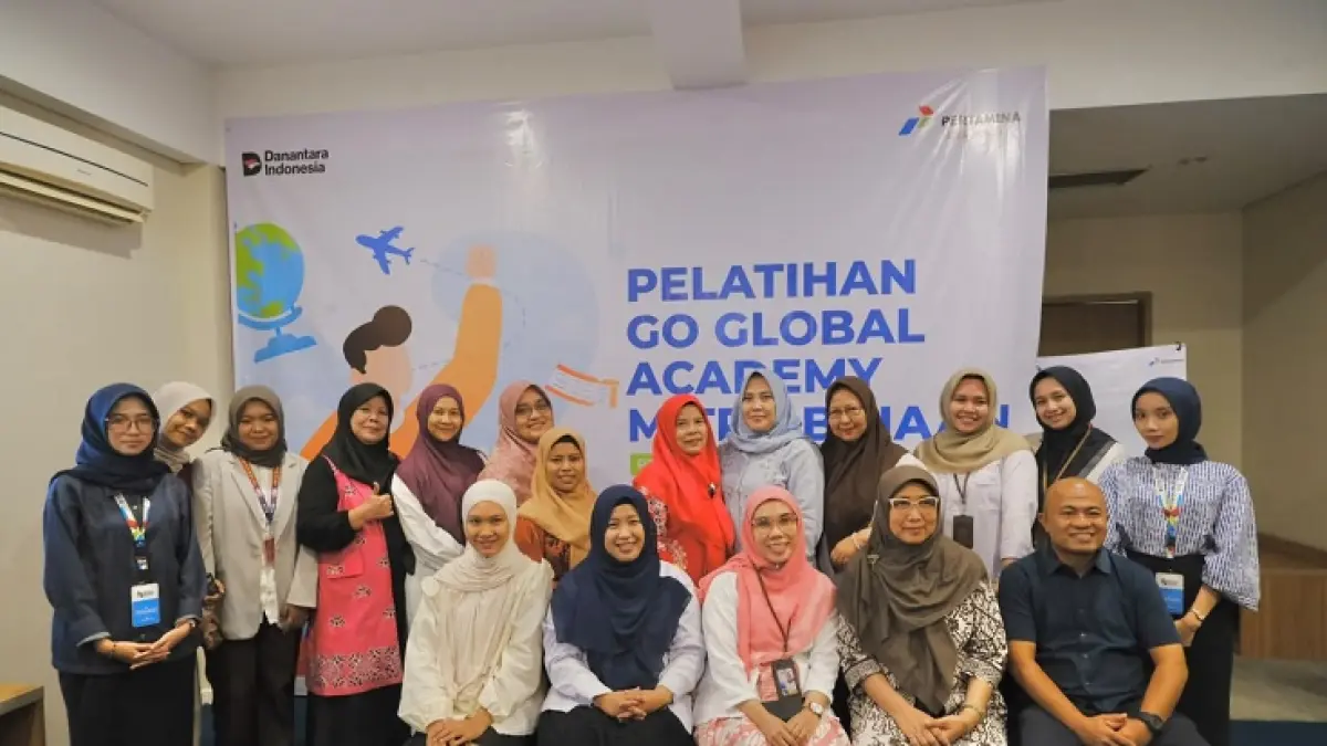 Tim UPA PKK Unri,&nbsp; Pertamina Patra Niaga, pembicara dan perwakilan peserta foto bersama usai pelatihan “UMKM Go Global”&nbsp; baru-baru ini. (Unri Untuk Riau Pos)
