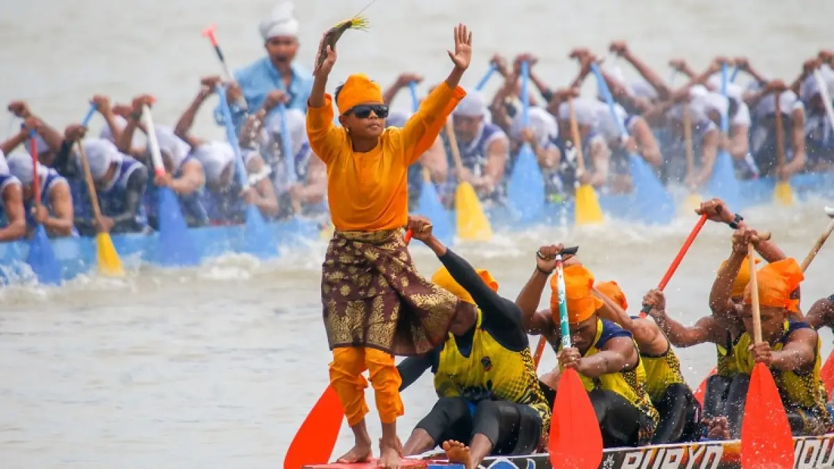 Tradisi Pacu Jalur kembali akan di laksanakan 19-23 Agustus 2026 di Tepian Narosa Teluk Kuantan. (Dok. Riau Pos)