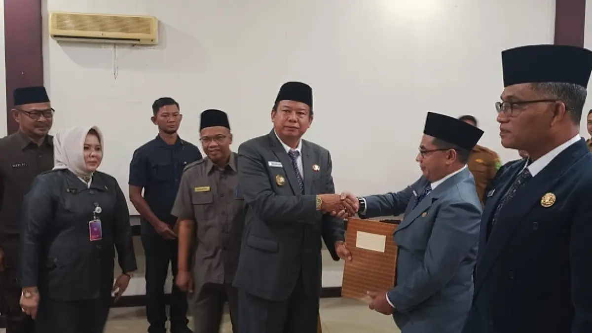 Wabup Inhu, Ir H Hendrizal MSI menyerahkan salinan surat keputusan pelantikan kepada Sekretaris Disdukcapil, Helfides S.Sos, Selasa!(14/7/2026). (Raja Kasmedi/Riaupos.co)