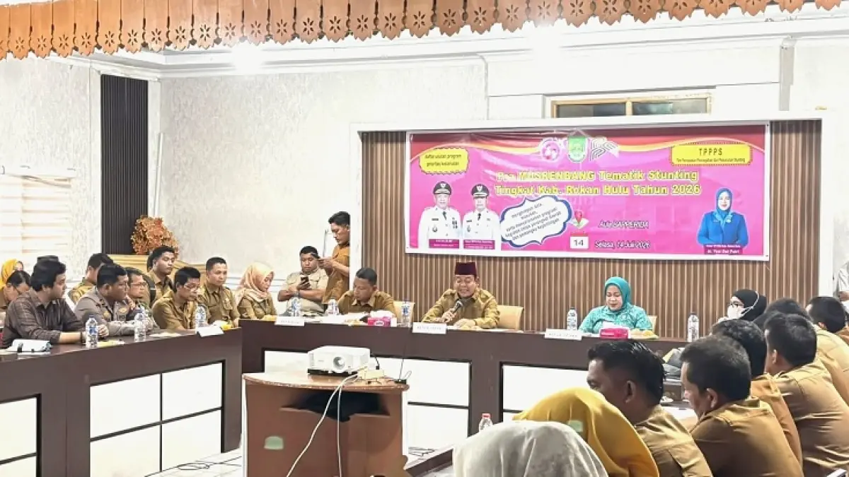 Wabup Rohul H Syafaruddin Poti selaku Ketua TPPS memberikan arahan sekaligus membuka Pra Musrenbang Tematik Stunting Tahun 2026 di Aula Kantor Bapperida Rohul, Selasa (14/7/2026). (Engki Prima Putra/Riaupos.co)