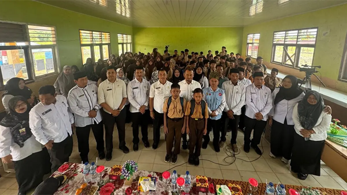 Kepala Inspektorat Rohil H Sarman Syahroni bersama Kadisdikbud HM Nurhidayat dan narasumber, serta peserta usai kegiatan Penanaman Nilai-Nilai Integritas Sejak Dini untuk Membentuk Generasi Cerdas, Jujur, dan Berkarakter Mulia, di Kecamatan Pekaitan, Rabu (15/7/2026). (Istimewa)