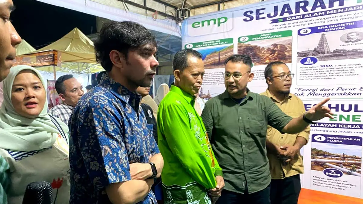 Perwakilan Bupati Indragiri Hulu, Nursisman (berbaju hijau), mengunjungi stan edukasi PT EMP Energi Riau pada AMK Fest 2026 di Taman Penyu, Air Molek. Dalam kesempatan tersebut, ia memperoleh penjelasan mengenai proses eksplorasi dan eksploitasi minyak dan gas bumi serta produk UMKM binaan perusahaan.