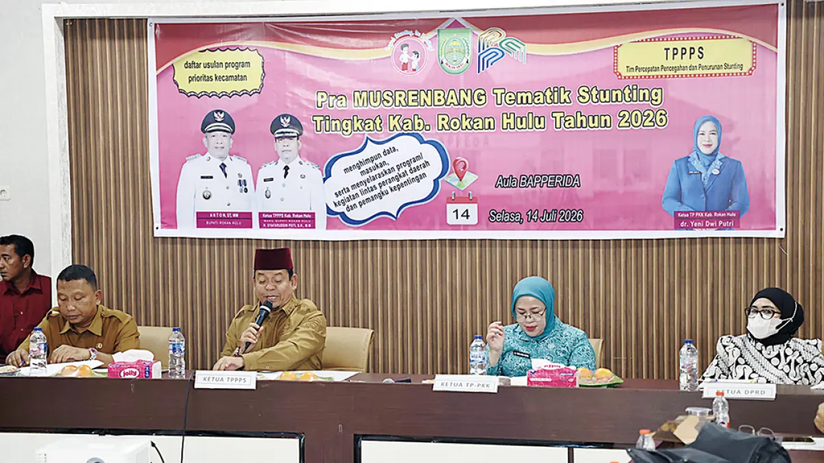 BERIKAN ARAHAN: Wabup Rohul H Syafaruddin Poti didampingi Ketua TP PKK Rohul dr Yeni Dwi Putri, dan Ketua DPRD Rohul Hj Sumiartini memberikan arahan sekaligus membuka Pra-Musrenbang Tematik Stunting di aula Kantor Bapperida Rohul, Selasa (14/7/2026). (Dinas Kominfo Rohul untuk Riau Pos)
