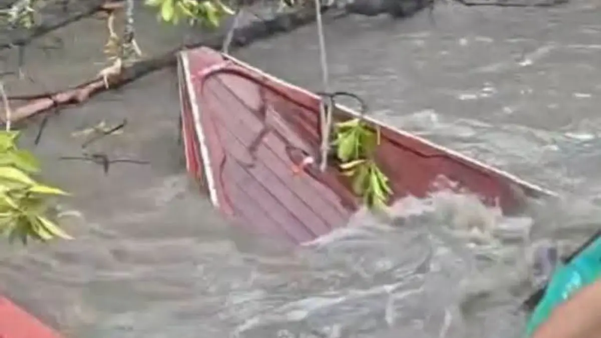Speedboat yang mengangkut puluhan penumpang tujuan Kecamatan Kateman tampak karam setelah dihantam gelombang besar di perairan Desa Sungai Laut, Kecamatan Tanah Merah, Selasa (15/7/2026). Seluruh penumpang berhasil dievakuasi dalam keadaan selamat. (Istimewa)