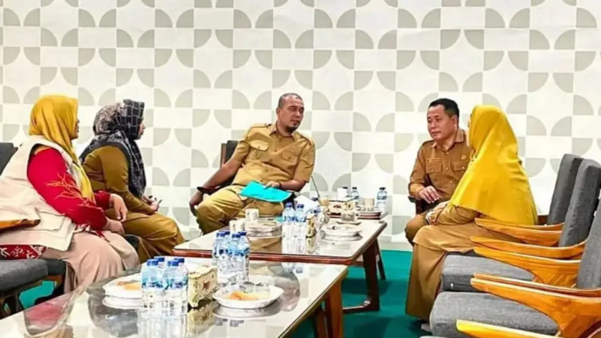 Bupati Inhu, Ade Agus Hartanto saat audensi dengan Lembaga Pendamping Proses Produk Halal (LP3H) Mathla