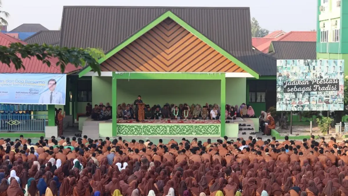 Dua siswa MAN 1 Pekanbaru saat dilepas memperkuat tim nasional ajang Olompiade Sains Internasional di Turki dan Viatnam, Rabu (15/7/2026). (Humas MAN 1 Pekanbaru Untuk Riau Pos)