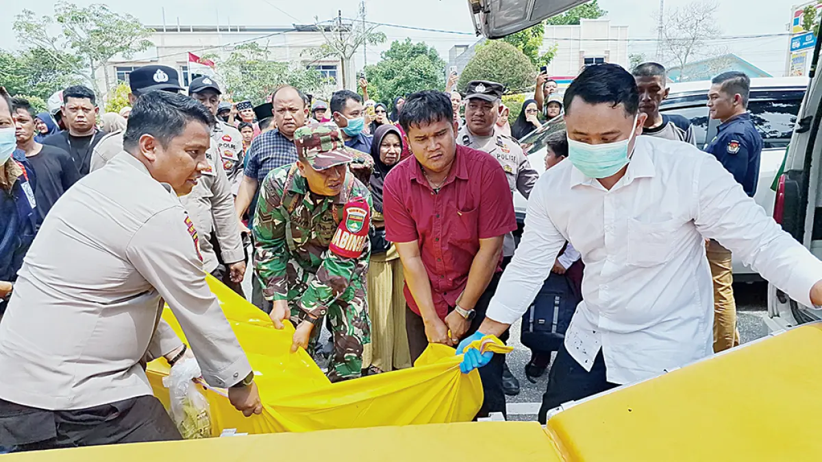 EVAKUASI: Kepolisian melakukan evakuasi terhadap jasad dokter Alex yang ditemukan meninggal dunia di tepi pagar RSUD Tengku Rafian Siak, Jalan Raja Kecik , Selasa (14/7/2026). (monang lubis/riau pos)