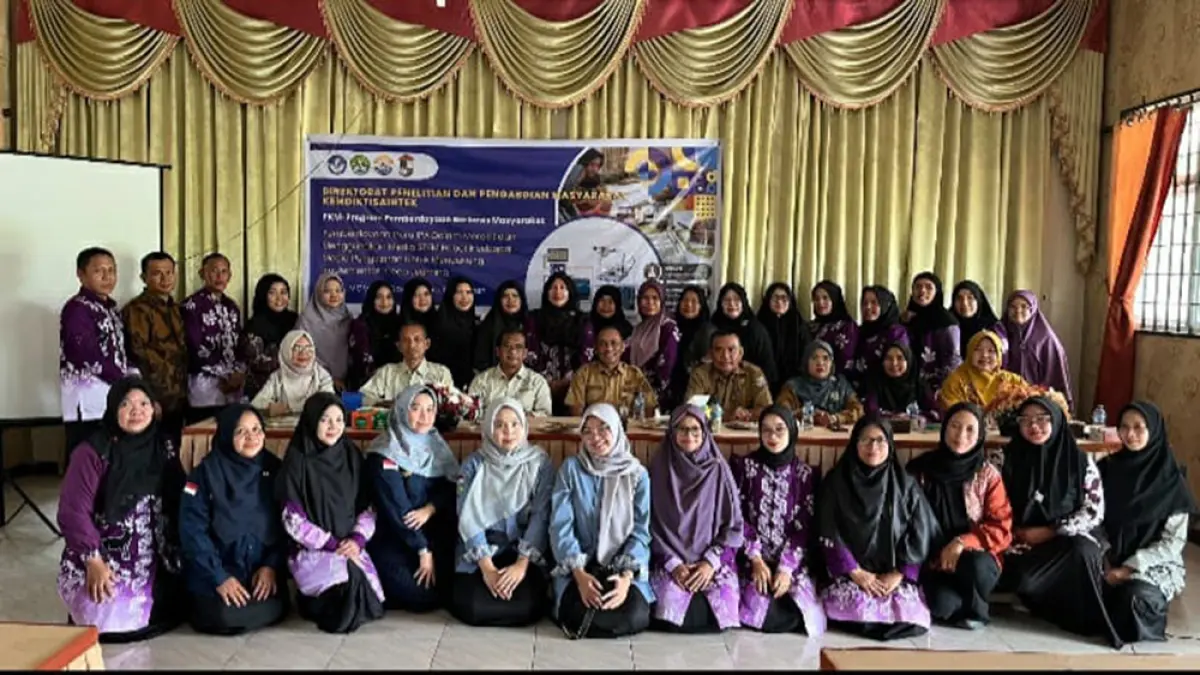FOTO BERSAMA: Kepala Dinas Pendidikan Kabupaten Pelalawan Leo Nardo SPd MM foto bersama usai membuka secara resmi kegiatan Workshop STEM Robotik bagi Guru MGMP IPA Rayon 1 di aula SMPN 2 Pangkalankerinci, Selasa (14/7/2026). (fkip unri untuk riau pos)