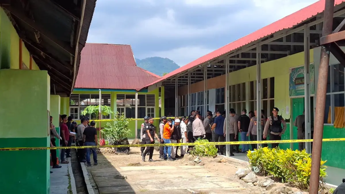 Garis polisi dipasang usai ledakan bom rakitan yang terjadi di MAN 3 Padang, Kecamatan Koto Tangah, Padang, Sumatera Barat, Selasa (14/7/2026). Tampak personel kepolisian melakukan olah tempat kejadian perkara. (RPG)