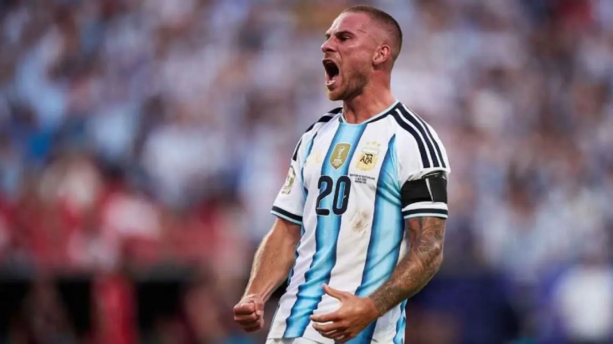 Gelandang Alexis Mac Allister merayakan kemenangan Argentina atas Swiss pada perempatfinal Piala Dunia 2026. (Juan Luis Diaz/Quality Sport Images/Getty Images)