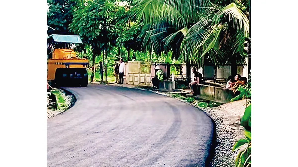 LAPIS ULANG: Warga melihat pengerjaan overlay atau lapis ulang ruas Jalan Melati di Kecamatan Marpoyan Damai. Permukaan jalan terlihat mulus setelah dikerjakan oleh Dinas Pekerjaan Umum dan Penataan Ruang (PUPR) Pekanbaru, beberapa waktu lalu. (FOTO : Dokpim pemko pekanbaru untuk riau pos )


