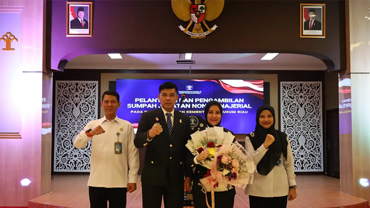 Kepala Kanwil Kemenkum Riau Rudy Hendra Pakpahan (dua kiri) foto bersama analis madya yang baru dilantik, Rabu (15/7/2026). (Humas Kanwil Kemenkum Riau)