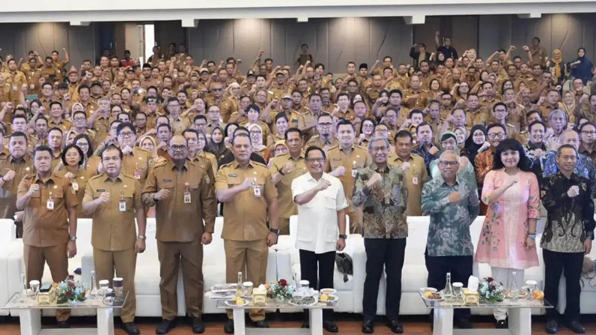 Menteri Dalam Negeri Tito Karnavian (depan tengah) foto bersama dalam acara Program Kepala Desa Masuk Kampus Angkatan II di Balai Purnomo Universitas Indonesia, Depok, Jawa Barat, Selasa (14/7/2026). (JPG)