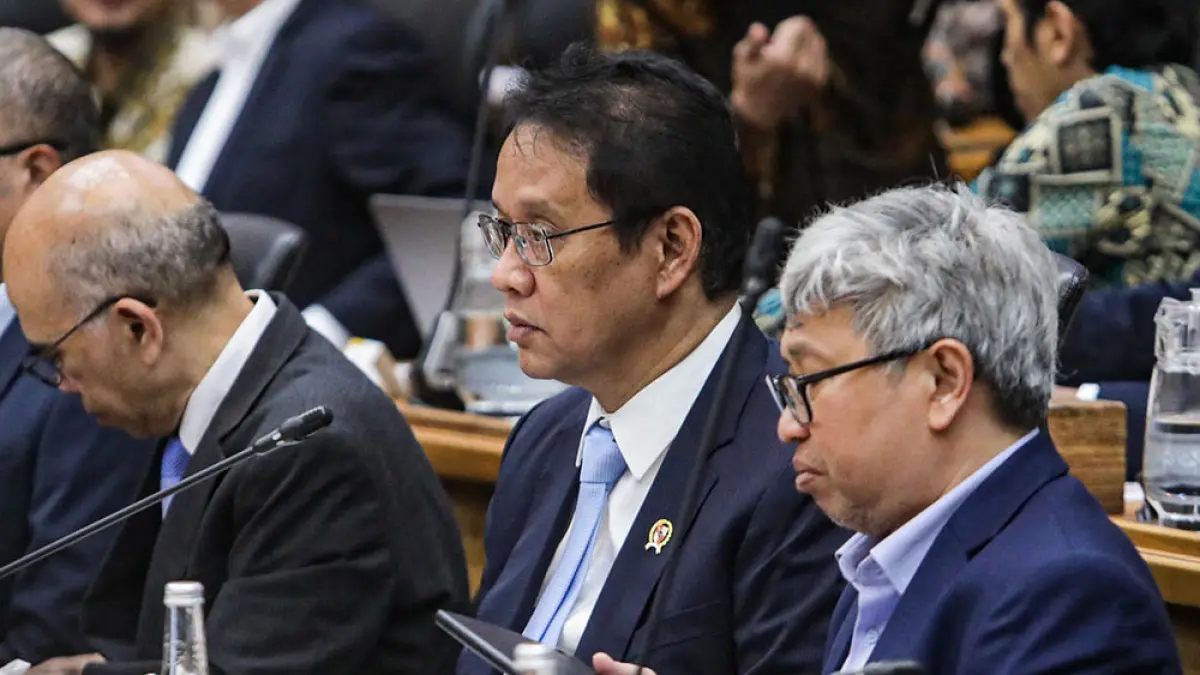 Menteri Keuangan Purbaya Yudhi Sadewa (tengah) mengikuti rapat kerja dengan Banggar DPR di Kompleks Parlemen, Senayan, Jakarta, Selasa (14/7/2026). (SALMAN TOYIBI/JPG)