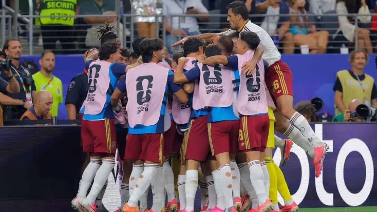 Para pemain Spanyol melakukan selebasi setelah mencetak gol ke gawang Prancis di semifinal Piala Dunia 2026. (Getty Images)