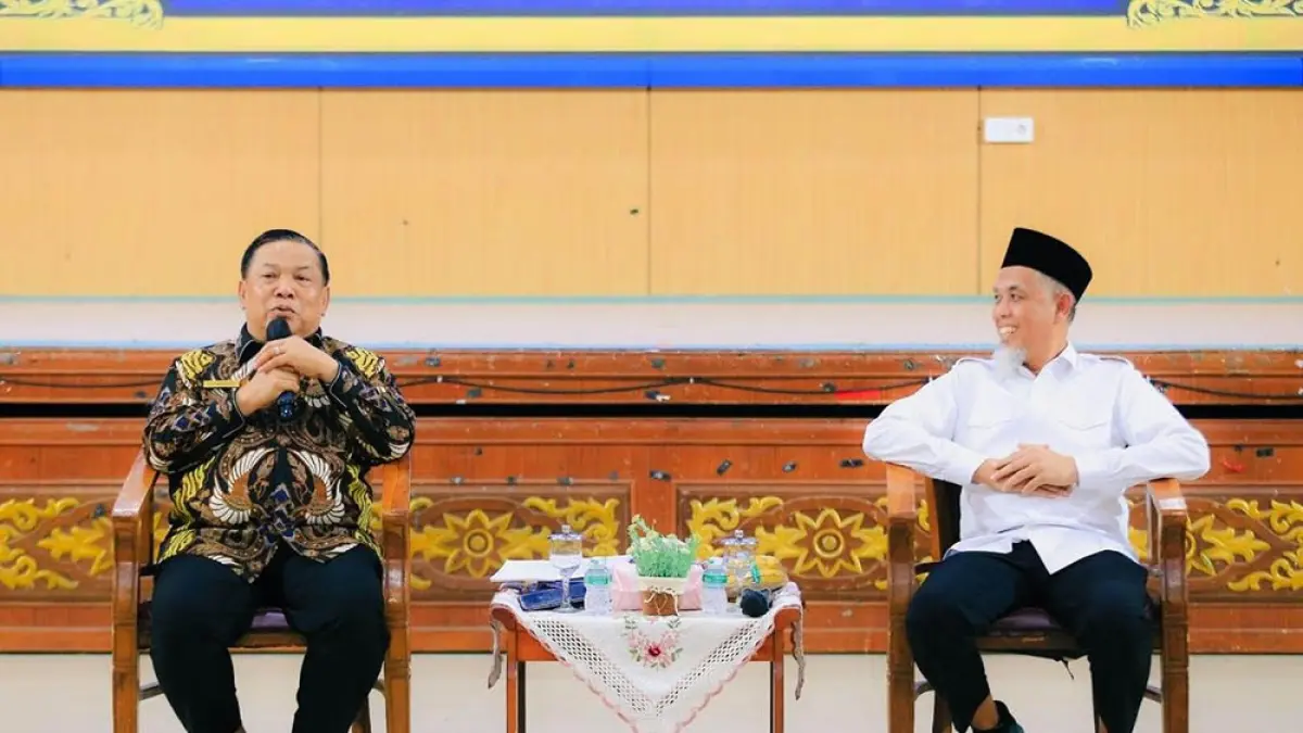Pelaksana Tugas Gubernur Riau SF Hariyanto berbicara saat pertemuan dengan Wali Kota Dumai Paisal di Gedung Sri Bunga Tanjung, Dumai, Selasa (14/7/2026). (Diskominfotik Riau untuk Riau Pos)