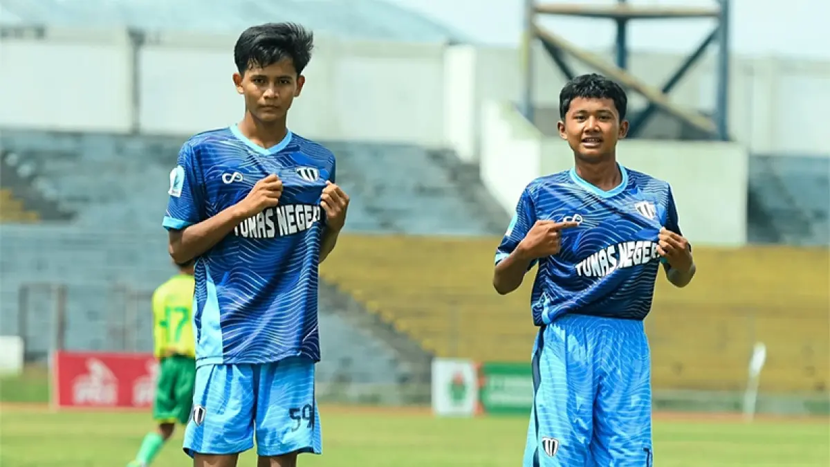 Pemain Tunas Negeri Debby Sastra (kiri) bersama rekannya melakukan selebrasi usai mencetak gol ke gawang Young Abadi FC di Stadion Kaharuddin Nasution Rumbai, Rabu (15/7/2026). IG TUNAS NEGERI