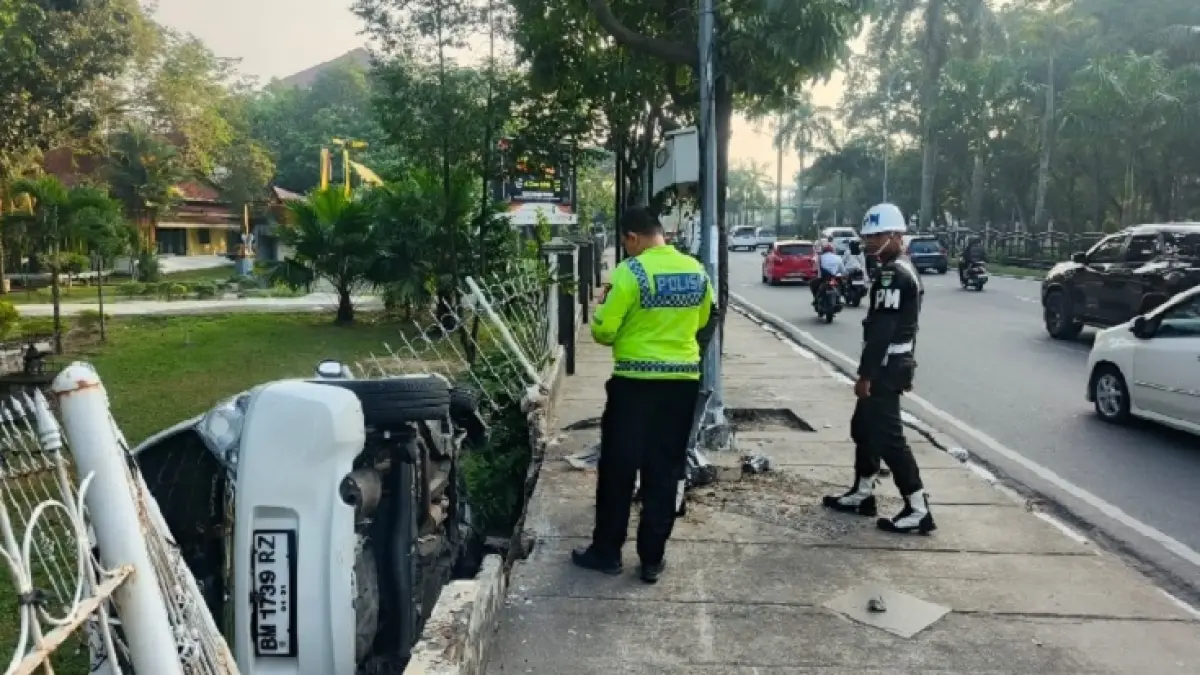 Petugas kepolisian bersama TNI melakukan olah TKP dan mengatur lalulintas dilokasi kecelakaan di Jalan Jenderal Sudirman, Kota Pekanbaru, Rabu (15/7/2026) sekitar pukul 06.30 WIB. (Satlantas Polresta Pekanbaru)
