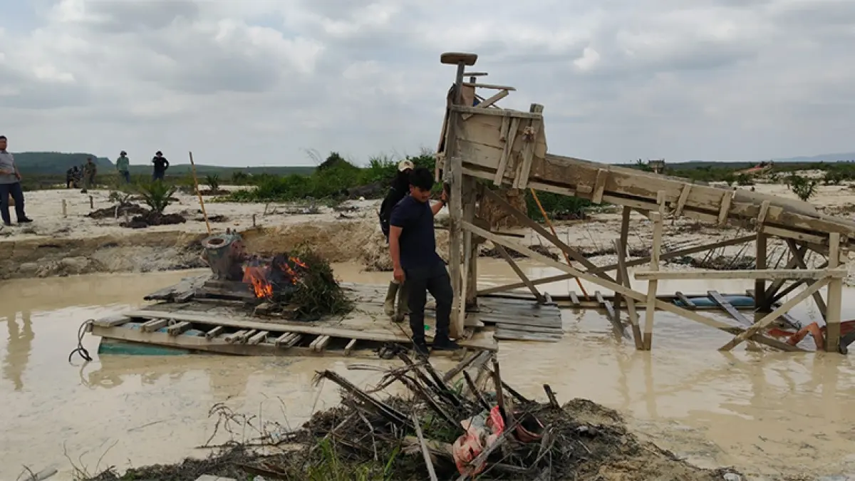 Polsek Kuantan Mudik, Rabu (15/7/2026) memberangus 17 rakit PETI di kawasan PT Karya Tama Bakti Mulya (KTMB). (Foto Polsek Kuantan Mudik)