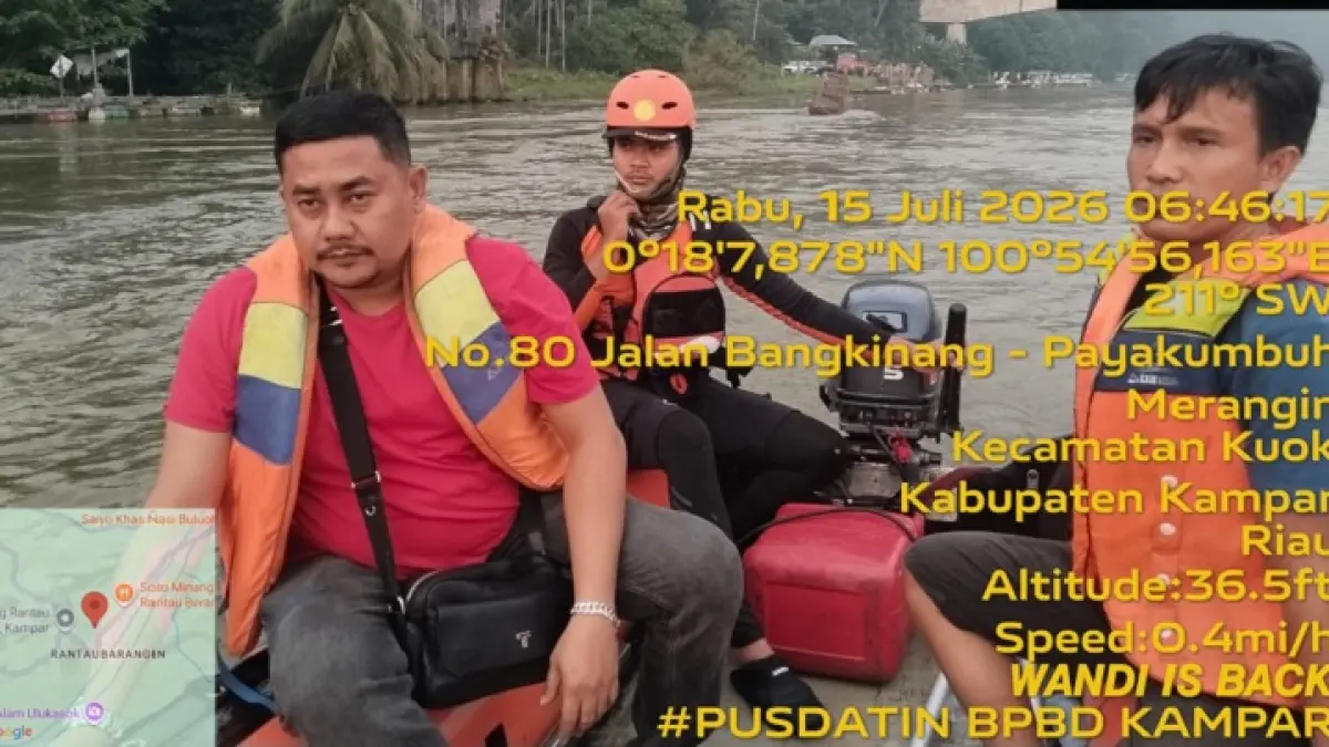 Satgas Gabungan Rescue mencari korban yang terjatuh dari Jembatan Rantau Berangin, Kecamatan Kuok, Kabupaten Kampar, Rabu (15/7/2026). (BPBD Untuk Riaupos.co)
