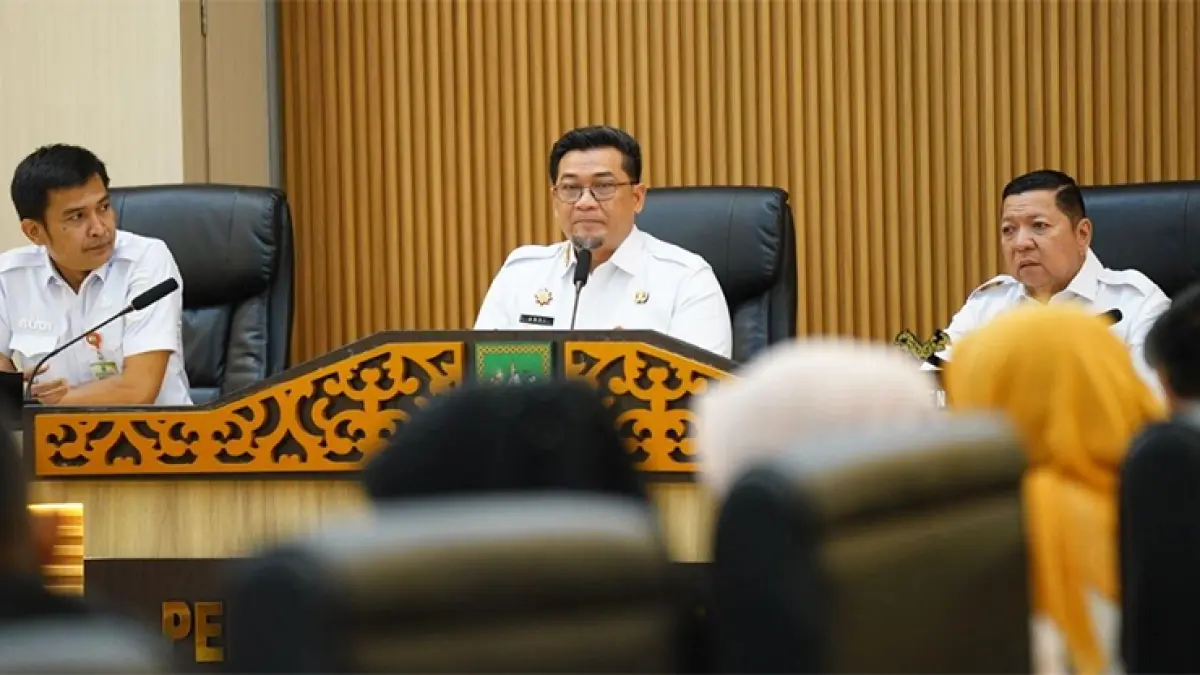 Sekdaprov Riau Syahrial Abdi saat memimpin rapat integrasi layanan digital di Kantor Gubernur Riau, Rabu (15/7/2026). (Ft Diskominfo Riau)