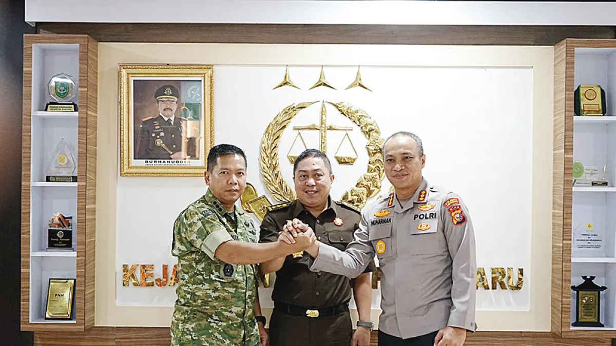 SILATURAHMI: Plh Kajari Pekanbaru, Oktafian Syah Effendi, menerima kunjungan silaturahmi Kapolresta Pekanbaru Kombes Pol Muharman Arta serta Komandan Kodim (Dandim) 0301/Pekanbaru Kolonel Inf Ikhsanudin, Selasa (14/7/2026). (KEJARI PEKANBARU FOR RIAU POS).