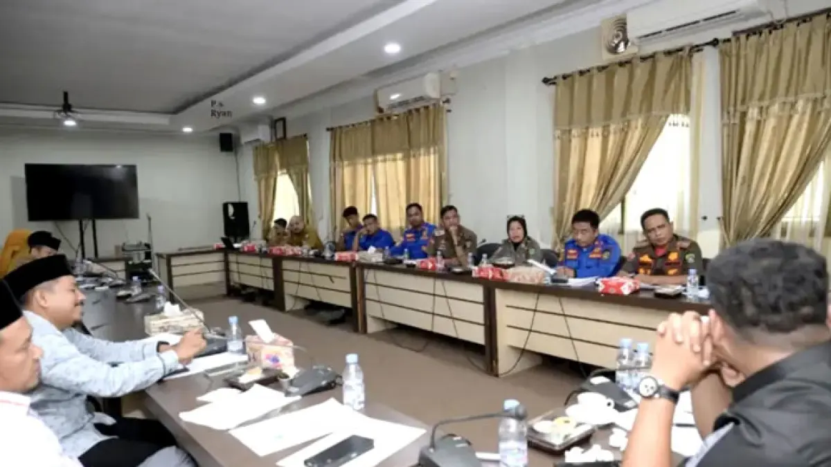 Suasana rapat dengan pendapat yang digelar Komisi I DPRD Rohul dengan mengundang Kasat dan Kabid di lingkungan Satpol PP dan Damkar Rohul di ruang rapat komisi DPRD Rohul, Senin (13/7/2026). (Humas DPRD Rohul untuk Riaupos.co)